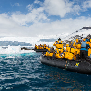2017-01-03 - De zeeluipaard liet alle aandacht onverstoord aan zich voorbij g<br/>Cierva Cove - Antarctica<br/>Canon EOS 5D Mark III - 35 mm - f/8.0, 1/500 sec, ISO 200