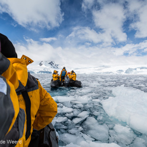 2017-01-03 - Met de zodiac varend door het pakijs<br/>Cierva Cove - Antarctica<br/>Canon EOS 5D Mark III - 16 mm - f/8.0, 1/400 sec, ISO 200