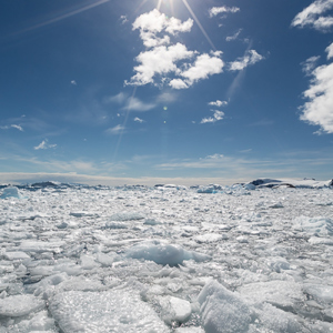 2017-01-03 - IJs en zon<br/>Cierva Cove - Antarctica<br/>Canon EOS 5D Mark III - 18 mm - f/16.0, 1/250 sec, ISO 200