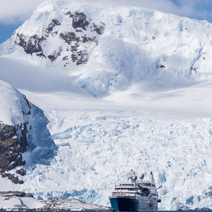 2017-01-03 - De enorme bergen en ijs in perspectief<br/>Cierva Cove - Antarctica<br/>Canon EOS 7D Mark II - 100 mm - f/5.0, 1/2000 sec, ISO 100