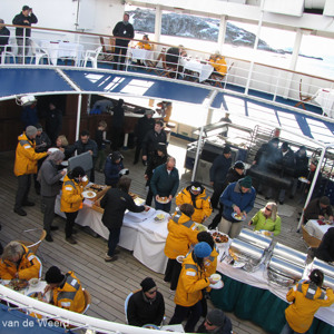 2017-01-03 - BBQ aan dek, dit keer met mooi weer<br/>Cierva Cove - Antarctica<br/>Canon PowerShot SX1 IS - 5 mm - f/4.0, 1/250 sec, ISO 80