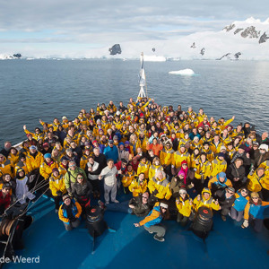 2017-01-03 - Groepsfoto op de boeg in Antarctica<br/><br/>NIKON D4S - 14 mm - f/10.0, 1/320 sec, ISO 640