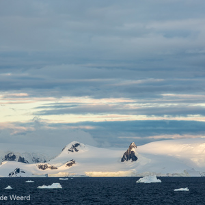 2017-01-03 - Het Antarctische landschap in avondlicht<br/>Bransfield Strait - Antarctica<br/>Canon EOS 5D Mark III - 200 mm - f/8.0, 1/160 sec, ISO 200