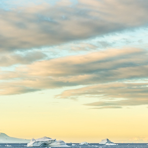 2017-01-03 - Zachte pasteltinten boven het ijs<br/>Bransfield Strait - Antarctica<br/>Canon EOS 5D Mark III - 123 mm - f/8.0, 1/200 sec, ISO 200