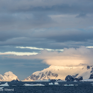 2017-01-03 - Het laatste zonlicht op de besneeuwde bergen<br/>Bransfield Strait - Antarctica<br/>Canon EOS 5D Mark III - 200 mm - f/5.6, 1/320 sec, ISO 200