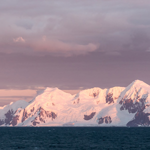 2017-01-04 - Antartica in het zachte avondlicht<br/>Bransfield Strait - Antarctica<br/>Canon EOS 7D Mark II - 100 mm - f/5.0, 1/250 sec, ISO 640