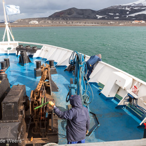 2017-01-04 - Het anker aan de enorme ketting wordt omlaag gelaten<br/>Whaler’s Bay - Deception Island - Antarctica<br/>Canon EOS 5D Mark III - 30 mm - f/8.0, 1/125 sec, ISO 200
