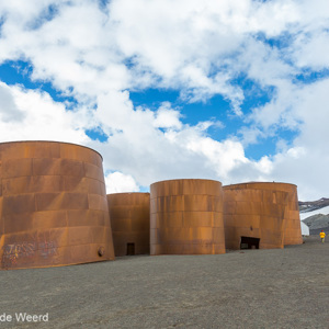 2017-01-04 - Enorme opslagtanks voor het walvisvet<br/>Whaler’s Bay - Deception Island - Antarctica<br/>Canon EOS 5D Mark III - 25 mm - f/8.0, 1/60 sec, ISO 200