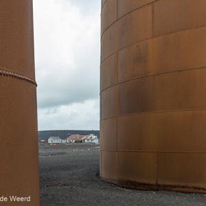 2017-01-04 - De tanks zorgden voor mooie doorkijkjes<br/>Whaler’s Bay - Deception Island - Antarctica<br/>Canon EOS 5D Mark III - 35 mm - f/8.0, 1/160 sec, ISO 400