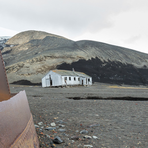 2017-01-04 - Nog een tijdje en het stort echt in elkaar<br/>Whaler’s Bay - Deception Island - Antarctica<br/>Canon EOS 5D Mark III - 27 mm - f/9.0, 1/60 sec, ISO 400