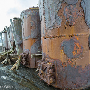 2017-01-04 - De verroeste tanks vormden een mooi contrast met de omgeving<br/>Whaler’s Bay - Deception Island - Antarctica<br/>Canon EOS 5D Mark III - 16 mm - f/11.0, 1/30 sec, ISO 400