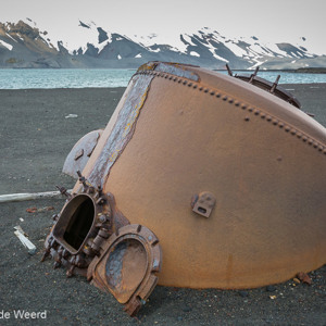 2017-01-04 - Half weggezakt en bedolven onder het zand<br/>Whaler’s Bay - Deception Island - Antarctica<br/>Canon EOS 5D Mark III - 35 mm - f/8.0, 0.02 sec, ISO 400