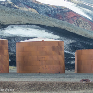 2017-01-04 - De rode roestige vaten steken mooi af<br/>Whaler’s Bay - Deception Island - Antarctica<br/>Canon EOS 7D Mark II - 100 mm - f/5.0, 1/1250 sec, ISO 800