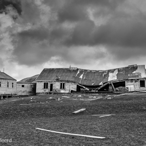 2017-01-04 - Sommige gebouwen waren al behoorlijk ingestort<br/>Whaler’s Bay - Deception Island - Antarctica<br/>Canon EOS 5D Mark III - 35 mm - f/8.0, 1/160 sec, ISO 400