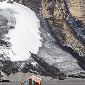 2017-01-04 - Ook hier rees de rots weer steil omhoog vanaf het strand<br/>Whaler’s Bay - Deception Island - Antarctica<br/>Canon EOS 7D Mark II - 100 mm - f/8.0, 1/1000 sec, ISO 1600