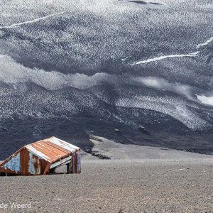 2017-01-04 - 50 tinten grijs en een beetje roest-rood<br/>Whaler’s Bay - Deception Island - Antarctica<br/>Canon EOS 7D Mark II - 150 mm - f/8.0, 1/800 sec, ISO 1600
