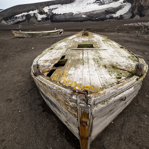 2017-01-04 - Onvoorstelbaar dat ze met deze bootjes de zee op gingen<br/>Whaler’s Bay - Deception Island - Antarctica<br/>Canon EOS 5D Mark III - 16 mm - f/11.0, 1/160 sec, ISO 400
