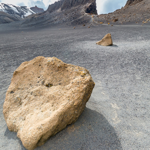 2017-01-04 - Op weg omhoog naar Neptunes Window<br/>Whaler’s Bay - Deception Island - Antarctica<br/>Canon EOS 5D Mark III - 16 mm - f/8.0, 1/125 sec, ISO 400