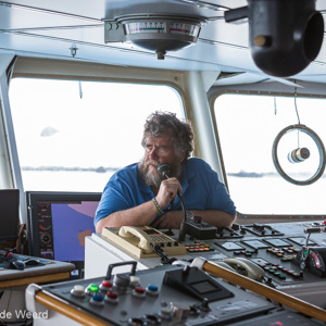 2017-01-04 - Shane kondigt aan wat het programma voor de rest van de middag z<br/>Half Moon Island - South Shetland Islands - Antarctica<br/>Canon EOS 5D Mark III - 70 mm - f/5.6, 1/320 sec, ISO 800