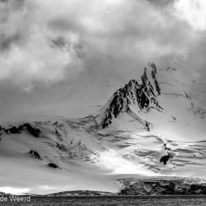 2017-01-04 - Ruige kusten met sneeuw en rots<br/>Livingston - South Shetland Islands - Antarctica<br/>Canon EOS 5D Mark III - 200 mm - f/8.0, 1/1600 sec, ISO 200