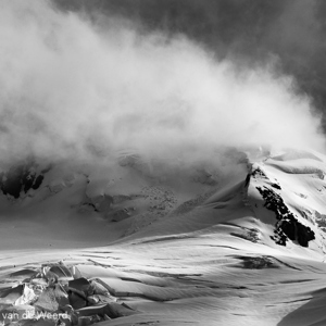 2017-01-04 - Rond de hoge bergtoppen dwarrelen altijd wolken en en neer<br/>Half Moon Island - South Shetland Islands - Antarctica<br/>Canon EOS 7D Mark II - 150 mm - f/5.6, 1/2000 sec, ISO 250