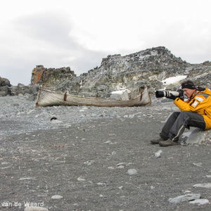 2017-01-04 - Wouter in karakteristieke houding met zijn telelens<br/>Half Moon Island - Antarctica<br/>Canon PowerShot SX1 IS - 9.9 mm - f/4.0, 1/250 sec, ISO 80
