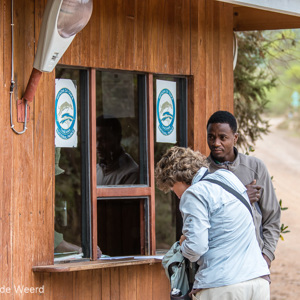 2015-10-16 - Registratie voor onze wandelsafari, met gids Cornel<br/>Arusha National Park - Arusha - Tanzania<br/>Canon EOS 7D Mark II - 98 mm - f/4.0, 1/320 sec, ISO 160