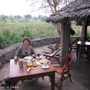 2015-10-17 - Ons ontbijt op het terrasje naast het moeras<br/>Koboko Lodge - Arusha - Tanzania<br/>Canon PowerShot SX1 IS - 5 mm - f/2.8, 1/60 sec, ISO 125
