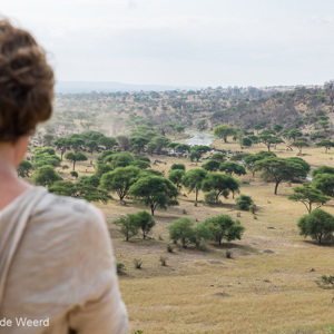 2015-10-18 - Carin met uitzicht vanaf het terras bij de lodge<br/>Tarangire National Park - Arusha - Babati - Tanzania<br/>Canon EOS 5D Mark III - 70 mm - f/8.0, 1/60 sec, ISO 100