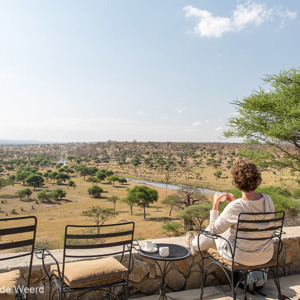 2015-10-18 - Carin met uitzicht vanaf het terras bij de lodge<br/>Tarangire National Park - Arusha - Babati - Tanzania<br/>Canon EOS 5D Mark III - 27 mm - f/8.0, 0.01 sec, ISO 100