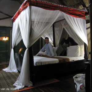 2015-10-18 - Wouter op het enorme hemelbed in onze lodge<br/>Manyara Wildlife Safari Camp - Lake Manyara - Tanzania<br/>Canon PowerShot SX1 IS - 5 mm - f/2.8, 0.2 sec, ISO 400