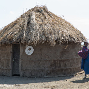 2015-10-19 - Masai vrouwen bij hun hut<br/>Masai dorp - Mto Wa Mbu - Tanzania<br/>Canon EOS 5D Mark III - 67 mm - f/8.0, 0.01 sec, ISO 200