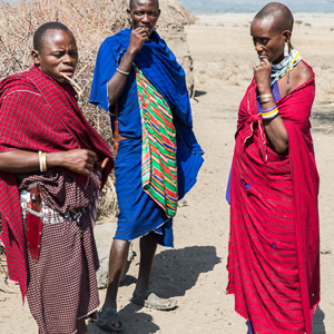 2015-10-19 - Stoere Masai krijgers<br/>Masai dorp - Mto Wa Mbu - Tanzania<br/>Canon EOS 5D Mark III - 70 mm - f/8.0, 1/200 sec, ISO 200