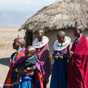 2015-10-19 - Masai vrouwen bij hun hut<br/>Masai dorp - Mto Wa Mbu - Tanzania<br/>Canon EOS 5D Mark III - 67 mm - f/8.0, 1/200 sec, ISO 200
