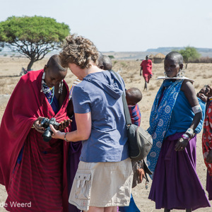 2015-10-19 - Carin laat de gemaakte foto zien<br/>Masai dorp - Mto Wa Mbu - Tanzania<br/>Canon EOS 5D Mark III - 67 mm - f/8.0, 1/125 sec, ISO 200