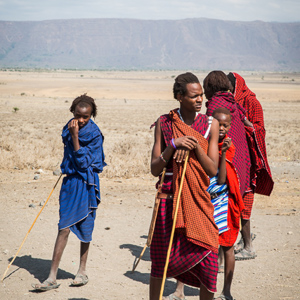 2015-10-19 - Stoere Masai krijgers<br/>Masai dorp - Mto Wa Mbu - Tanzania<br/>Canon EOS 5D Mark III - 70 mm - f/8.0, 1/250 sec, ISO 200