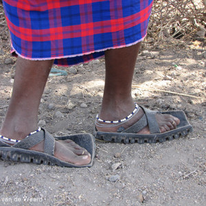 2015-10-19 - Masai op de autobanden-slippers<br/>Masai dorp - Mto Wa Mbu - Tanzania<br/>Canon PowerShot SX1 IS - 9.2 mm - f/3.5, 0.01 sec, ISO 80