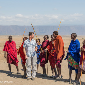 2015-10-19 - Wouter moet natuurlijk ook meespringen<br/>Masai dorp - Mto Wa Mbu - Tanzania<br/>Canon EOS 5D Mark III - 47 mm - f/5.6, 1/500 sec, ISO 200