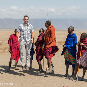 2015-10-19 - Wouter laat zich niet kennen - omhoog!<br/>Masai dorp - Mto Wa Mbu - Tanzania<br/>Canon EOS 5D Mark III - 47 mm - f/5.6, 1/400 sec, ISO 200