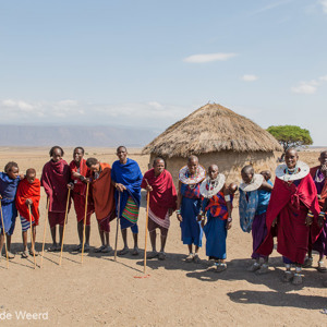 2015-10-19 - Zang en springen, speciaal voor ons<br/>Masai dorp - Mto Wa Mbu - Tanzania<br/>Canon EOS 5D Mark III - 27 mm - f/5.6, 1/400 sec, ISO 200