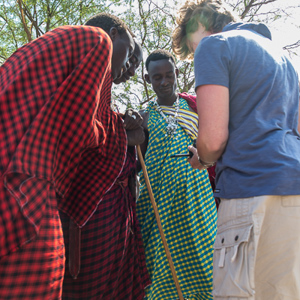2015-10-19 - De fotos van Carin vinden ze erg interessant<br/>Masai dorp - Mto Wa Mbu - Tanzania<br/>Canon EOS 5D Mark III - 24 mm - f/4.0, 1/80 sec, ISO 200