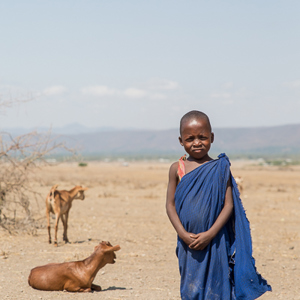 2015-10-19 - Jonge Masai met zijn geitjes<br/>Masai dorp - Mto Wa Mbu - Tanzania<br/>Canon EOS 5D Mark III - 70 mm - f/4.0, 1/1000 sec, ISO 200