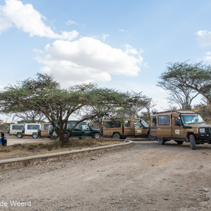 2015-10-19 - Met alle landrovers wachten op het papierwerk bij de toegang<br/>Ngorongoro Conservation Area - Ngorongoro - Tanzania<br/>Canon EOS 5D Mark III - 24 mm - f/8.0, 1/80 sec, ISO 200
