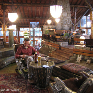 2015-10-22 - Even relaxen in de bar van de lodge<br/>Lobo Wildlife Lodge - Serengeti National Park - Tanzania<br/>Canon PowerShot SX1 IS - 5 mm - f/2.8, 0.3 sec, ISO 400