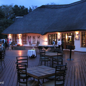 2015-10-23 - Het aperatief op het terras van de prachtge lodge<br/>Ngorongoro Farm House - Tanzania<br/>Canon PowerShot SX1 IS - 5 mm - f/2.8, 0.3 sec, ISO 400
