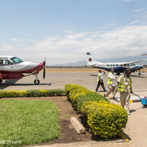 2015-10-25 - Bedrijvigheid op het kleine vliegveld<br/>Arusha Airport - Arusha - Tanzania<br/>Canon EOS 5D Mark III - 24 mm - f/8.0, 1/250 sec, ISO 200
