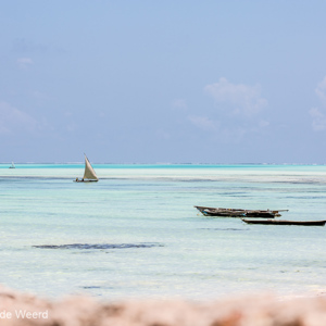 2015-10-26 - Vissersbootjes komen terug als het weer vloed wordt<br/>Casa del Mar - Jambiani - Zanzibar<br/>Canon EOS 5D Mark III - 135 mm - f/8.0, 1/1000 sec, ISO 200