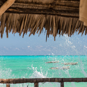 2015-10-26 - Bij vloed kletsten de golven op de hotelmuur<br/>Casa del Mar - Jambiani - Zanzibar<br/>Canon EOS 5D Mark III - 70 mm - f/8.0, 1/125 sec, ISO 100