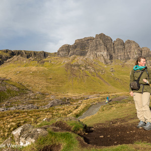 2016-10-16 - Carin in het zonnetje tussen de rotsen<br/>Old Man of Storr - Trotternish - Schotland<br/>Canon EOS 5D Mark III - 27 mm - f/8.0, 1/80 sec, ISO 200