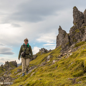 2016-10-16 - Carin tussen de rotsen<br/>Old Man of Storr - Trotternish - Schotland<br/>Canon EOS 5D Mark III - 51 mm - f/8.0, 1/125 sec, ISO 200